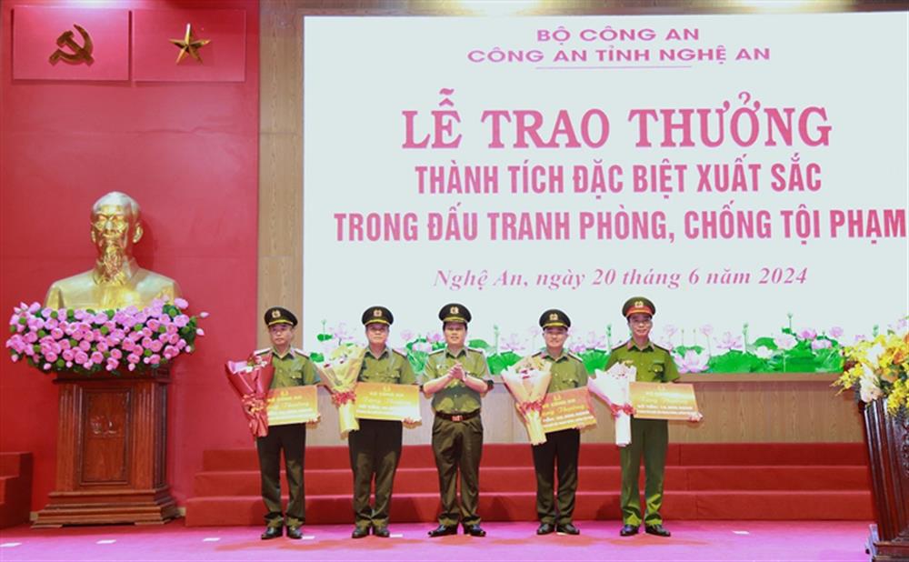 Thừa ủy quyền của Bộ trưởng Bộ Công an, đồng chí Thiếu tướng Bùi Quang Thanh, Giám đốc Công an tỉnh trao thưởng cho các đơn vị có thành tích xuất sắc trong đấu tranh phòng, chống tội phạm.