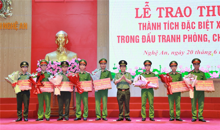 Thiếu tướng Bùi Quang Thanh, Giám đốc Công an tỉnh trao thưởng cho các đơn vị có thành tích xuất sắc trong đấu tranh với tội phạm ma túy, hình sự, kinh tế, chức vụ.