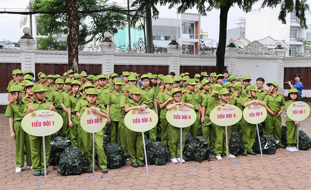 Các chiến sĩ nhí tham gia chương trình Học làm chiến sĩ CAND