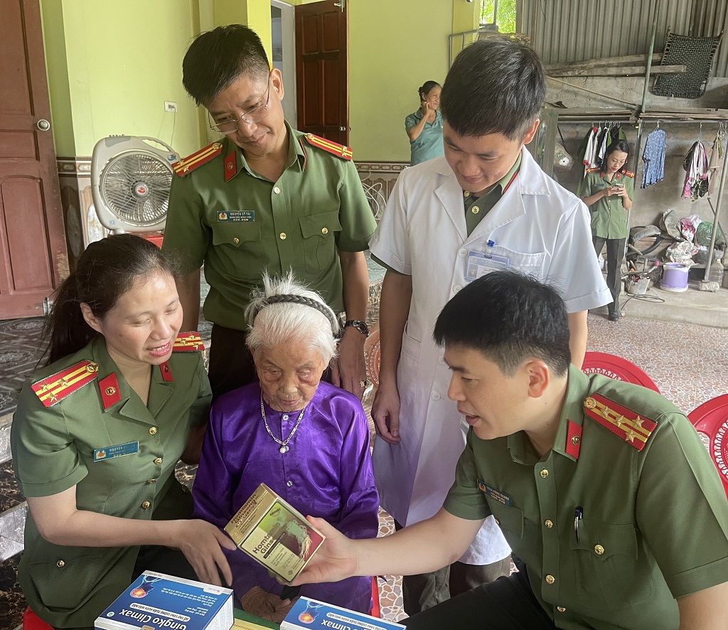 Đoàn công tác thăm hỏi, tặng quà Mẹ Việt Nam Anh hùng Nguyễn Thị Năm.