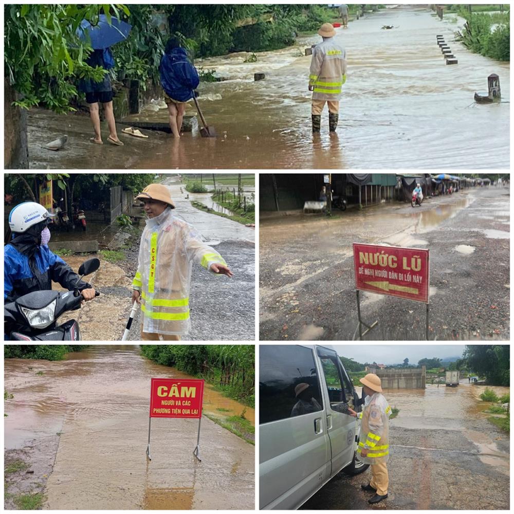 Công an huyện Tân Lạc phân luồng, hướng dẫn người dân tham gia giao thông an toàn tại các điểm ngập úng.