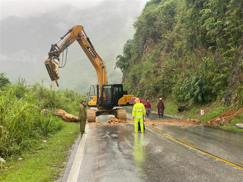 Công an huyện Mai Châu khắc phục hậu quả tại các khu vực sạt lở.