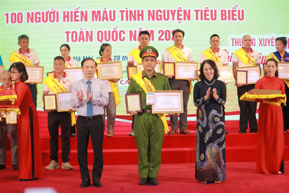 Đại úy Hoàng Ngọc Minh được Ban Chấp hành Trung ương Hội Chữ thập đỏ Việt Nam vinh danh là 100 người hiến máu tiêu biểu toàn quốc năm 2023.