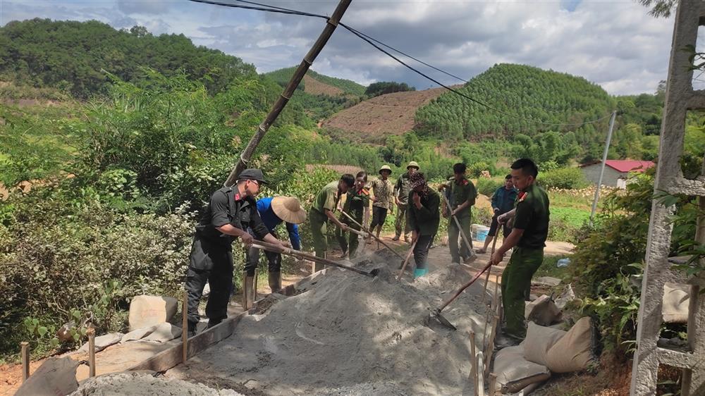 Đoàn viên thanh niên các đơn vị tham gia làm đường bê tông tại xã Vân An, huyện Chi Lăng.