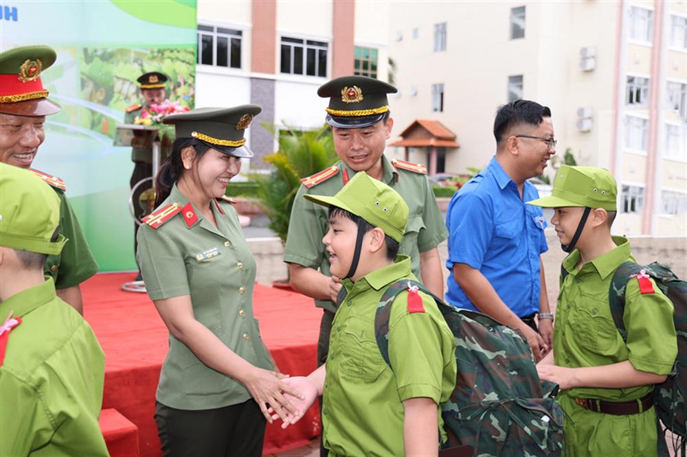 Các đồng chí lãnh đạo bắt tay, chúc các chiến sĩ nhí tham gia khóa học đạt kết quả thật tốt.