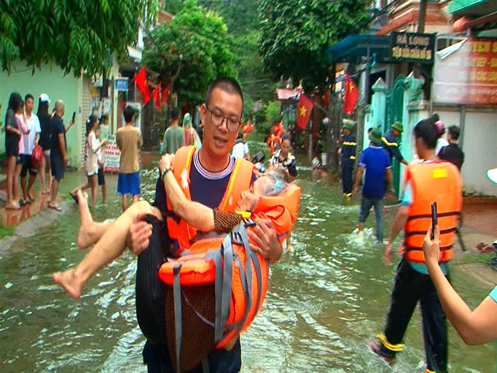 Lực lượng Công an tham gia cứu nạn, cứu hộ nhiều người dân bị mắc kẹt do mưa lũ gây ngập úng, di dời nhiều tài sản đến nơi an toàn.