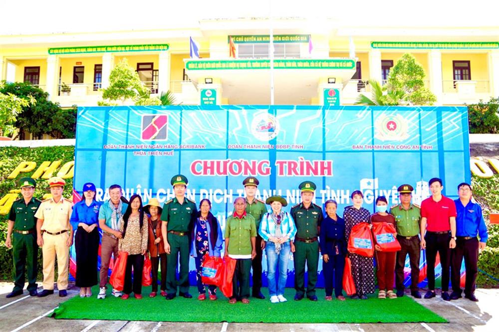 Trao tặng quà cho các hộ gia đình chính sách, hộ có hoàn cảnh khó khăn xã Hồng Vân, huyện A Lưới,