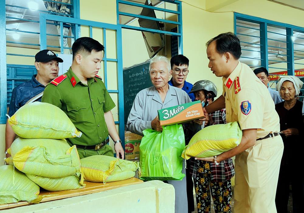 Lực lượng Công an trao quà tặng người dân đến khám bệnh.  