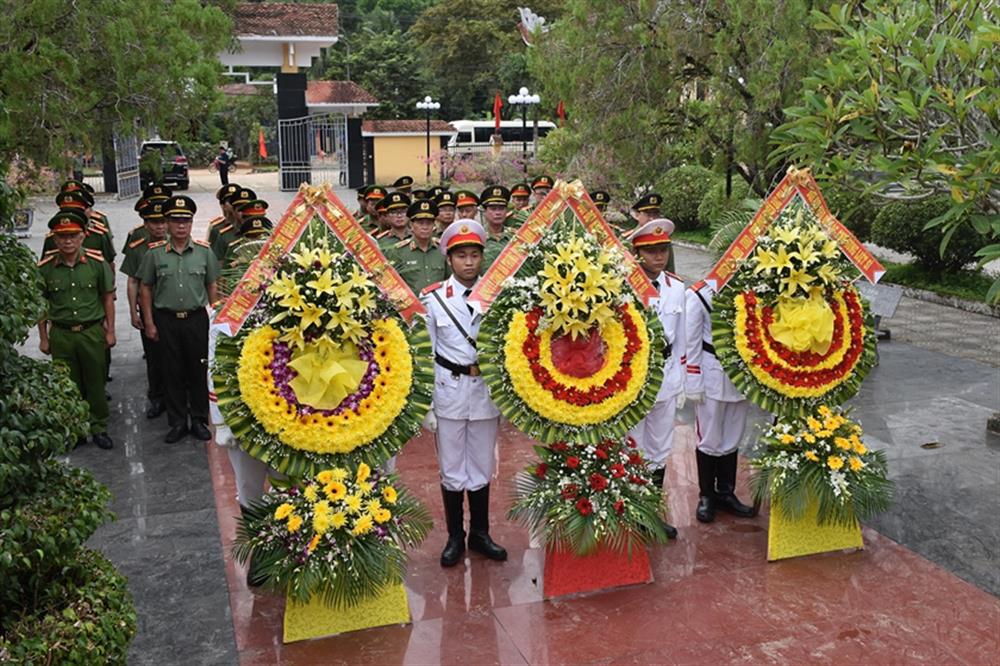 Thứ trưởng Lê Quốc Hùng cùng Đoàn đại biểu dâng hoa, dâng hương các Anh hùng liệt sỹ tại Nghĩa trang liệt sĩ huyện Bắc Trà My.