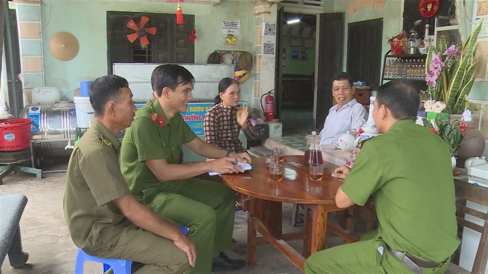 Công an xã Nhơn Lộc trao đổi thông tin tình hình tại cơ sở sản xuất rượu bàu đá.