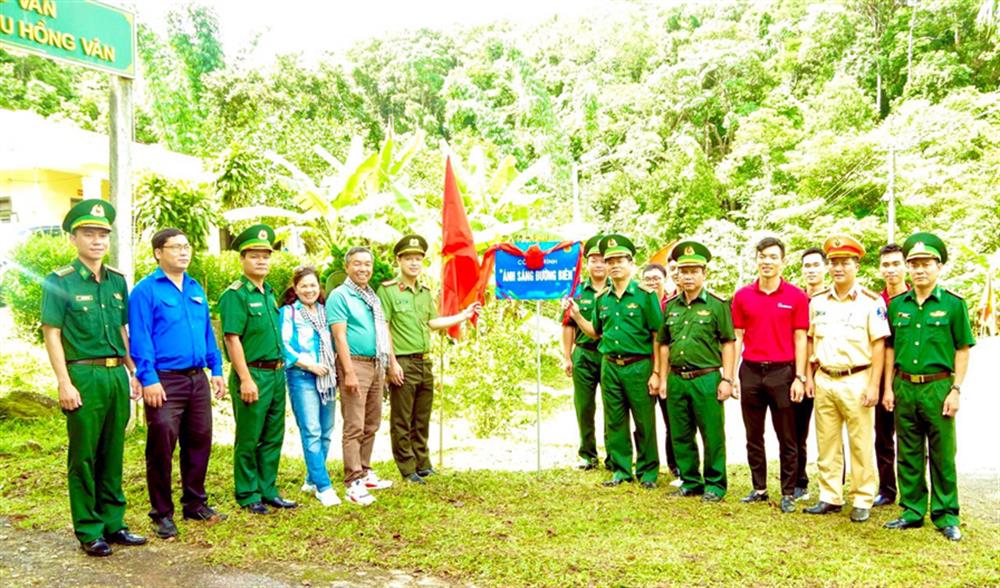Trao tặng công trình Ánh sáng đường biên.
