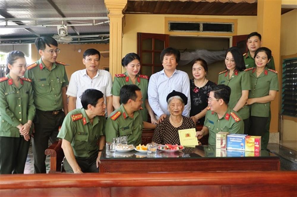 Đoàn công tác thăm hỏi, tặng quà Mẹ Việt Nam Anh hùng Nguyễn Thị Cháu tại huyện Hưng Nguyên.