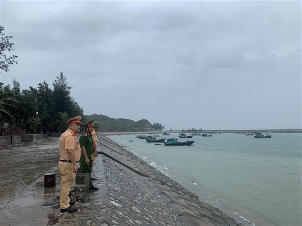 Lực lượng Công an huyện Cô Tô kiểm tra khu vực neo đậu tránh trú bão của các phương tiện tàu, thuyền trên địa bàn huyện.