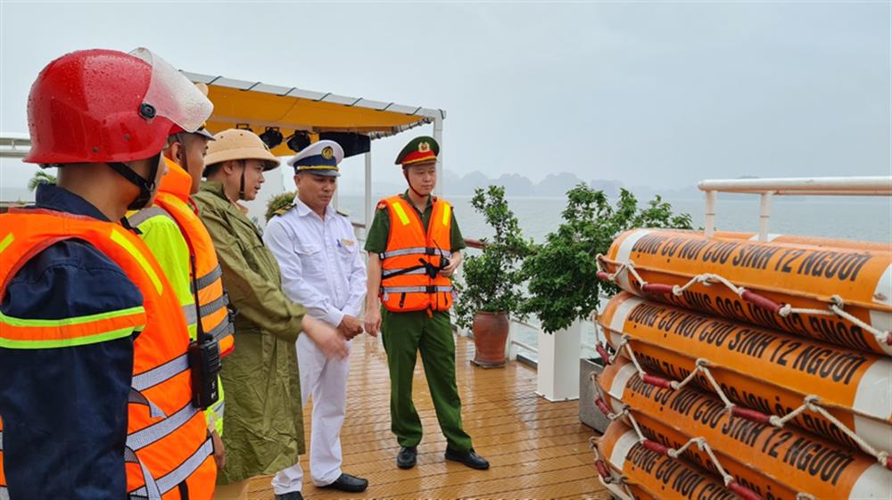 Lãnh đạo Phòng Cảnh sát giao thông, Phòng Cảnh sát phòng cháy, chữa cháy và cứu nạn, cứu hộ kiểm tra thiết bị cứu sinh trên tàu du lịch.