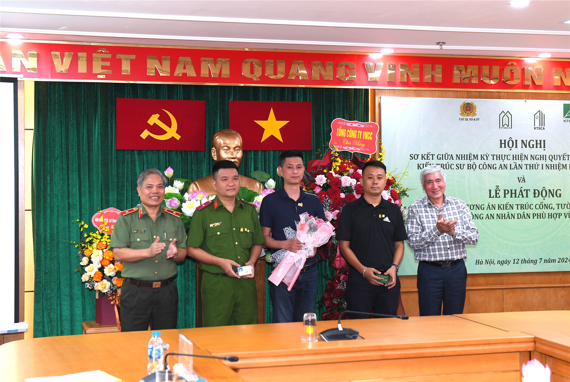 Lãnh đạo Hội KTS Việt Nam và Chi hội KTS Bộ Công an trao thẻ hội viên Hội KTS Việt Nam cho các hội viên thuộc Chi hội KTS Bộ Công an.