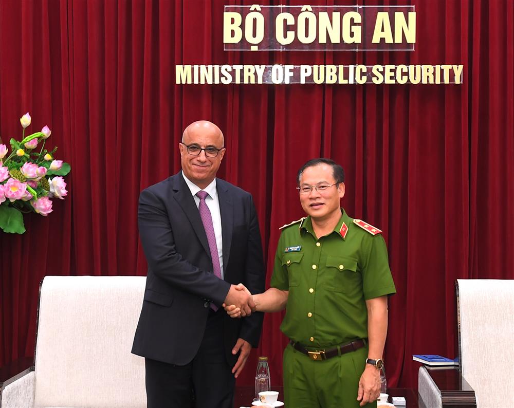 Thứ trưởng Nguyễn Văn Long và ông Quader Mohammad Marzouq Alhabahbeh tại buổi tiếp.