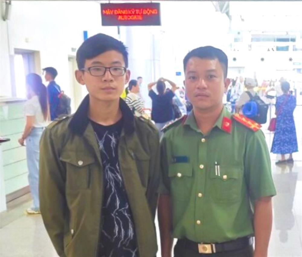 Lực lượng Công an tỉnh Kiên Giang hỗ trợ làm thủ tục xuất cảnh giúp em Zheng Huanyi về nước.