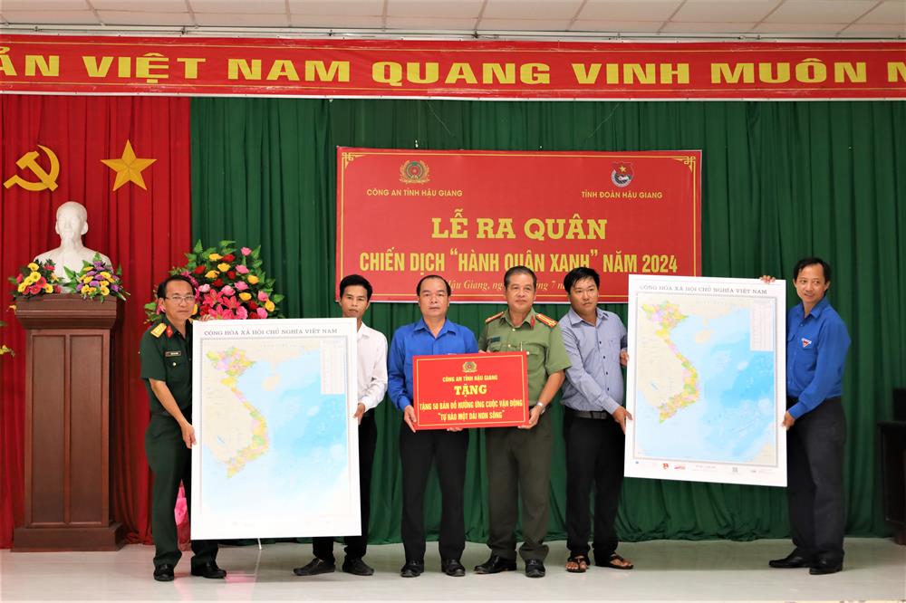 Công an tỉnh Hậu Giang trao bản đồ Việt Nam tặng Nhà văn hóa các ấp trên địa bàn huyện Long Mỹ