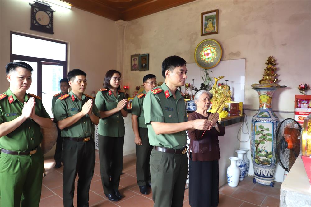 Đại tá Đỗ Đức Trịnh, Phó Giám đốc Công an tỉnh thắp hương tại Phòng thờ Anh hùng lực lượng vũ trang Công an nhân dân Cao Kỳ Vân.
