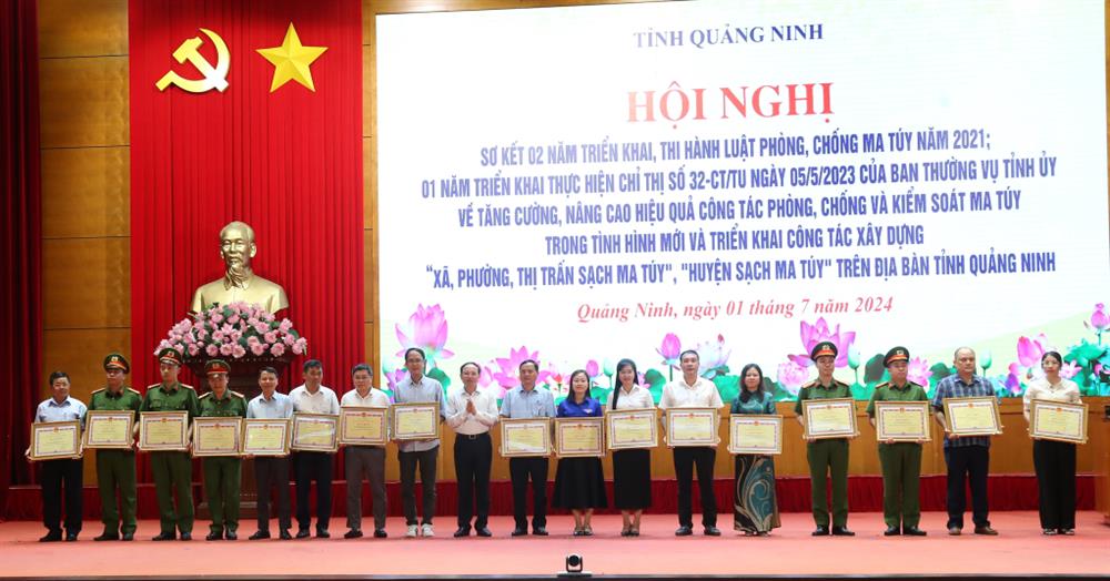 Đồng chí Nguyễn Xuân Ký trao Bằng khen tặng các tập thể có thành tích xuất sắc.