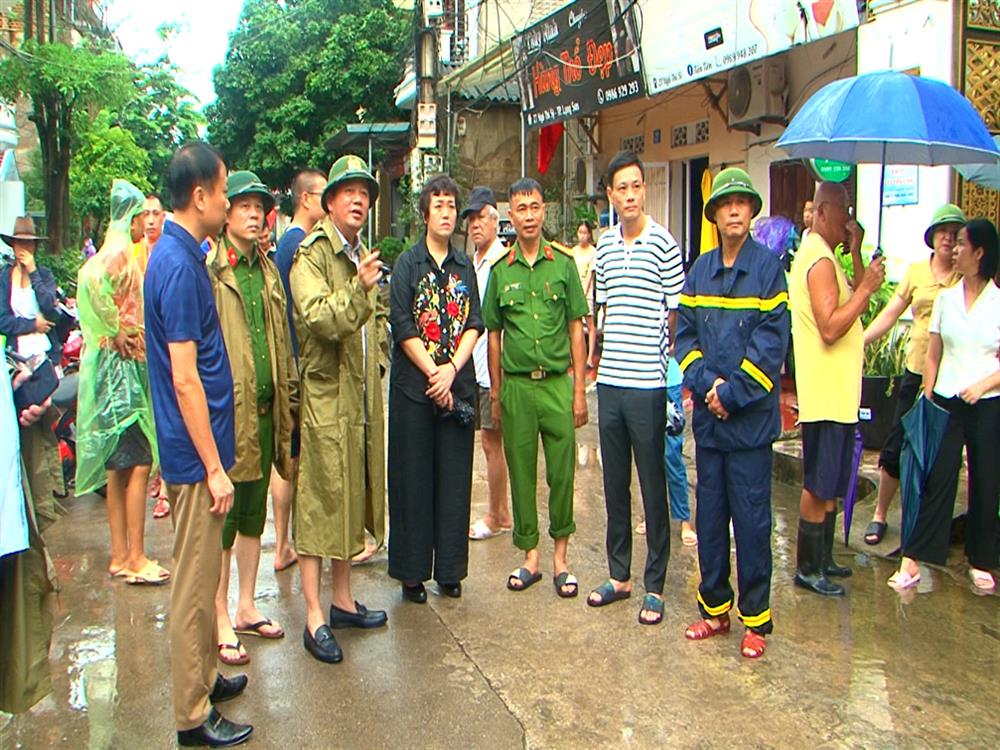 Đại tá Triệu Tuấn Hải, Phó Giám đốc Công an tỉnh Lạng Sơn trực tiếp đến hiện trường chỉ đạo cứu nạn, cứu hộ.