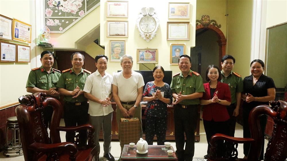 Đoàn công tác thăm hỏi, tặng quà thân nhân các gia đình liệt sĩ Lương Xuân Thiết và Hoàng Văn Ân.