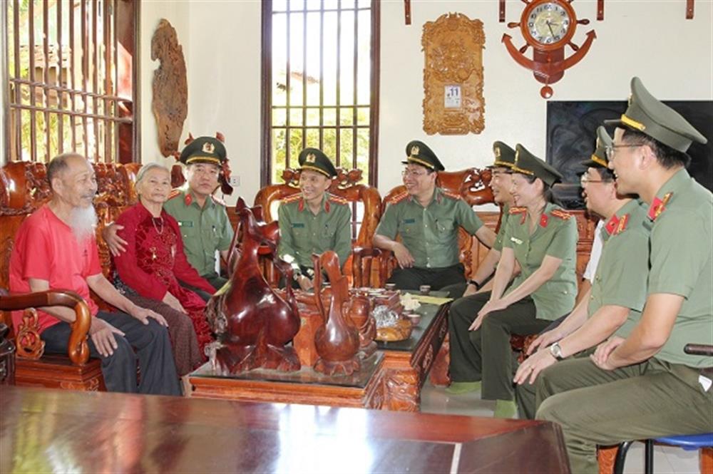 Thăm hỏi, tặng quà Mẹ Việt Nam Anh hùng Hồ Thị Lý tại huyện Quỳnh Lưu.