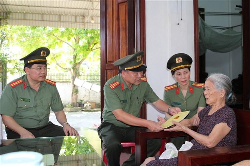 Thăm hỏi, tặng quà Mẹ Việt Nam Anh hùng Hồ Thị Mai tại huyện Quỳnh Lưu