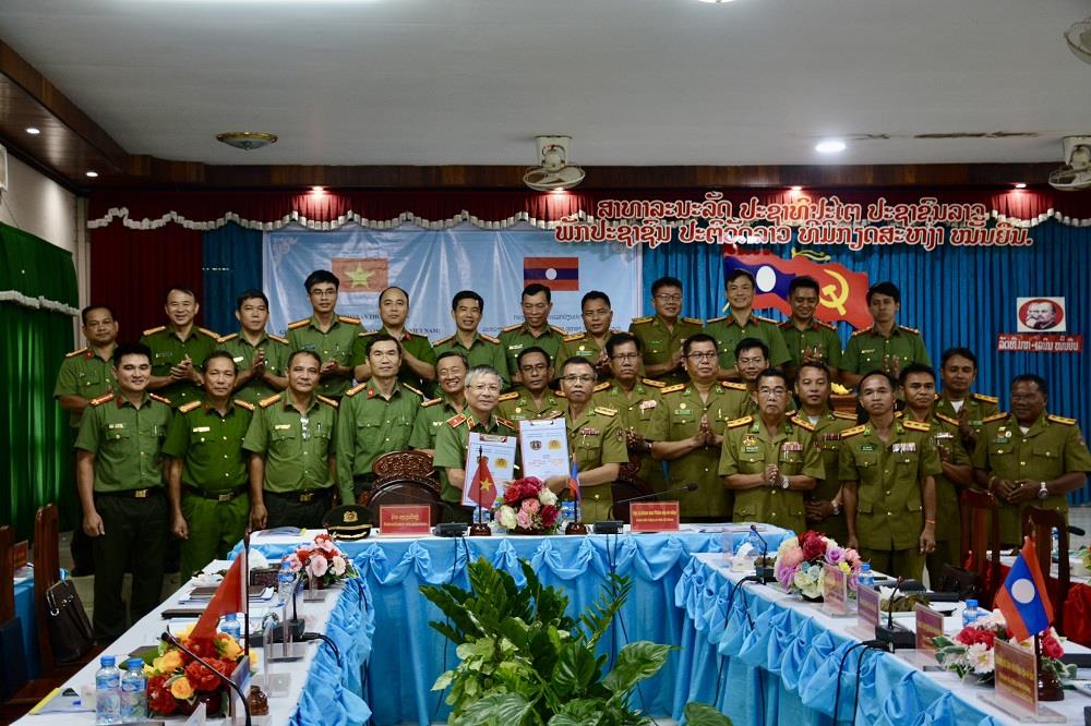 Thiếu tướng Nguyễn Đức Dũng, Giám đốc Công an tỉnh Quảng Nam và Đại tá Khăm-ban Phôm-mạ-ni-vông, Giám đốc Công an tỉnh Sê Kông ký Biên bản ghi nhớ hợp tác thường niên năm 2024.