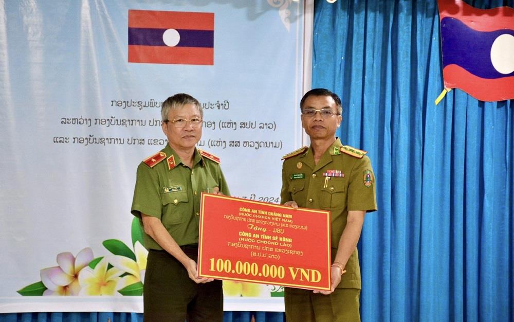 Thiếu tướng Nguyễn Đức Dũng, Giám đốc Công an tỉnh trao kinh phí tặng Công an tỉnh Sê Kông.