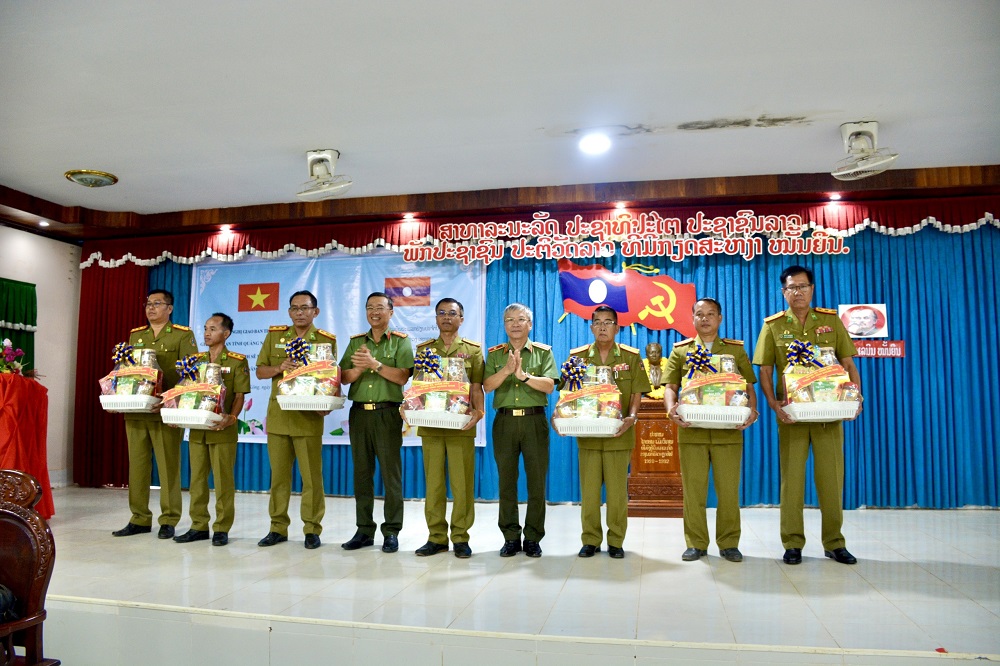 Lãnh đạo Công an tỉnh Quảng Nam tặng quà lãnh đạo Công an tỉnh Sê Kông và Công an hai huyện Kà Lừm và Đắc Chưng.