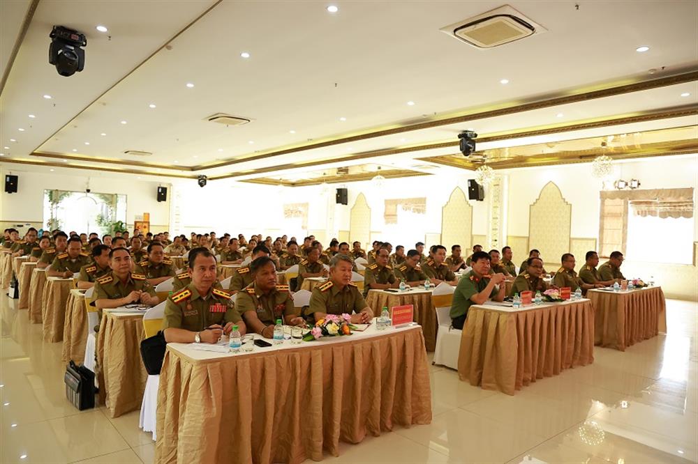 Các đại biểu dự Lễ khai mạc.