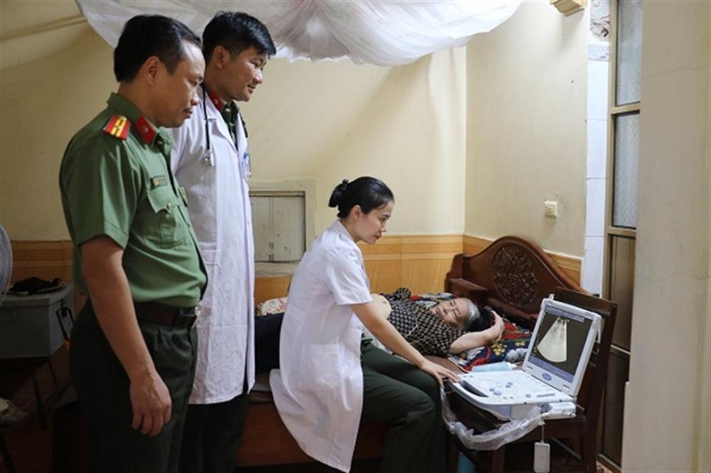 Dịp này, Bệnh viện Công an tỉnh Nghệ An đã trực tiếp thăm, khám sức khỏe và trao tặng nhiều loại thuốc bổ tới các Mẹ Việt Nam Anh hùng.