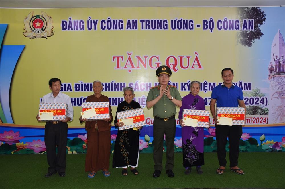 Thứ trưởng Quốc Hùng thăm hỏi, tặng quà đại diện 05 gia đình chính sách trong lực lượng Công an trên địa bàn tỉnh Quảng Nam.