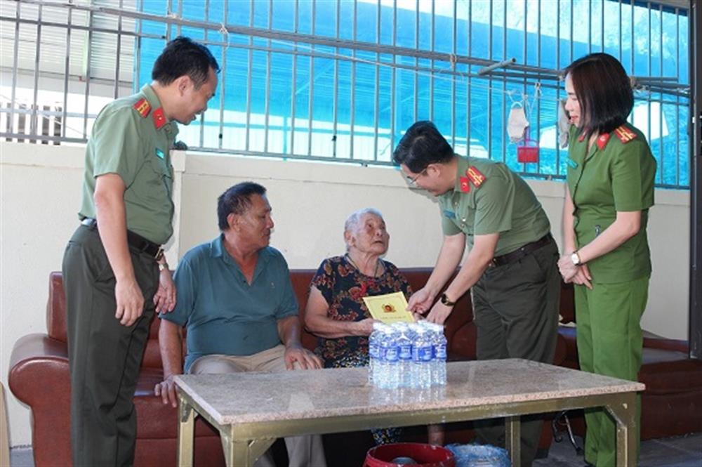 Thăm hỏi, tặng quà Mẹ Việt Nam Anh hùng Phạm Thị Thành tại thị xã Cửa Lò.
