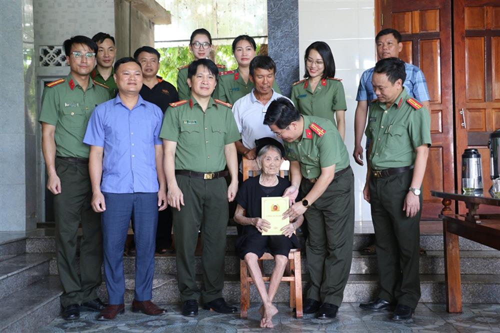 Thăm hỏi, tặng quà Mẹ Việt Nam Anh hùng Hồ Thị Tứ tại huyện Nam Đàn.