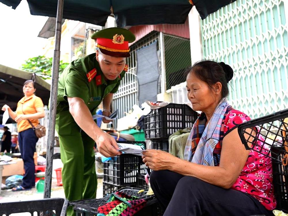 Công an huyện Hà Quảng phát tờ rơi tuyên truyền pháp luật về phòng, chống buôn lậu cho người dân vùng biên xã Sóc Hà.