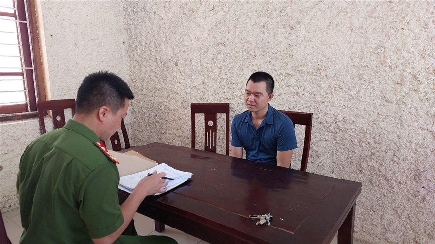 Đối tượng Trần Văn Quang tại cơ quan Công an.