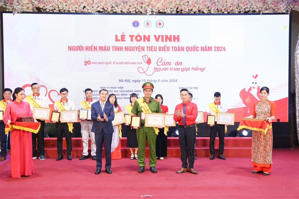 Đại uý Chu Hoàng Long vinh dự là 01 trong 10 gương mặt của lực lượng Công an nhân dân được vinh danh tại Lễ tôn vinh 100 người hiến máu tình nguyện tiêu biểu toàn quốc năm 2024.