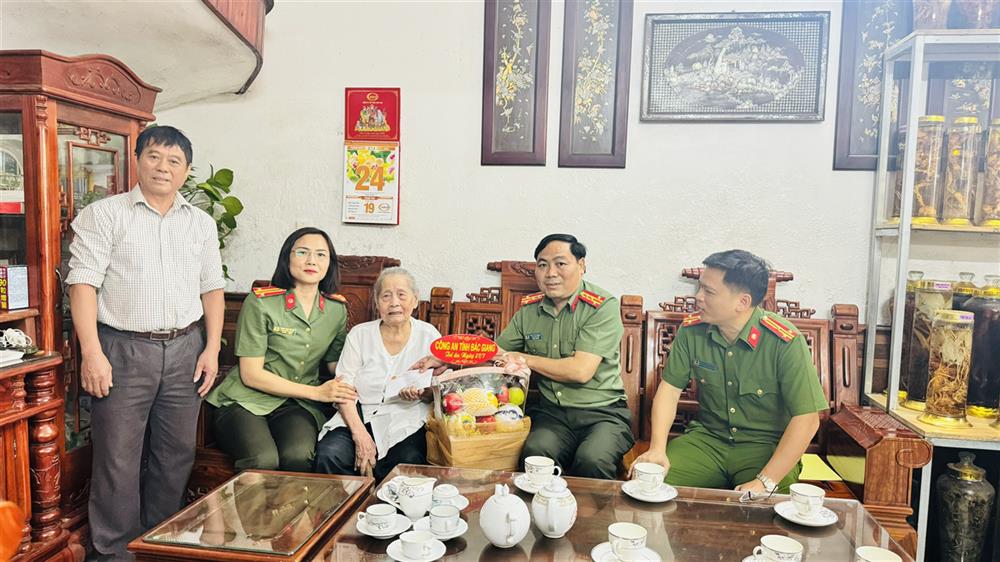 Đại tá Trần Thế Cường, Phó Giám đốc Công an tỉnh thăm hỏi, tặng quà Mẹ Việt Nam Anh hùng Đặng Thị Lý.