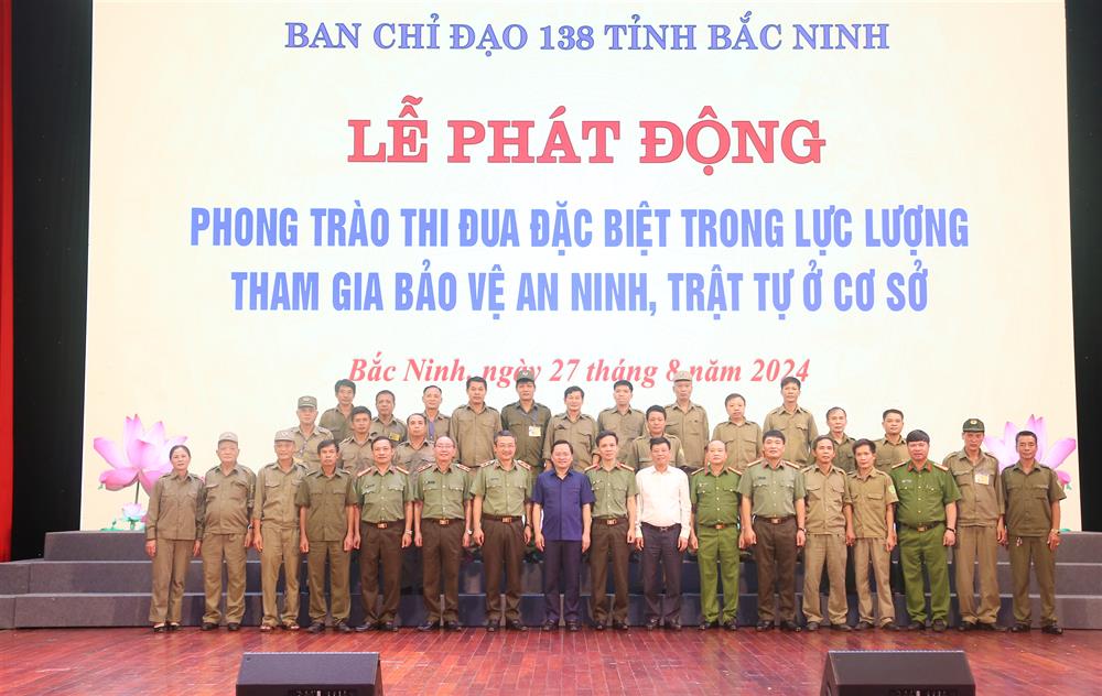 Các đại biểu cùng Lực lượng tham gia bảo vệ ANTT tại cơ sở dự buổi Lễ.