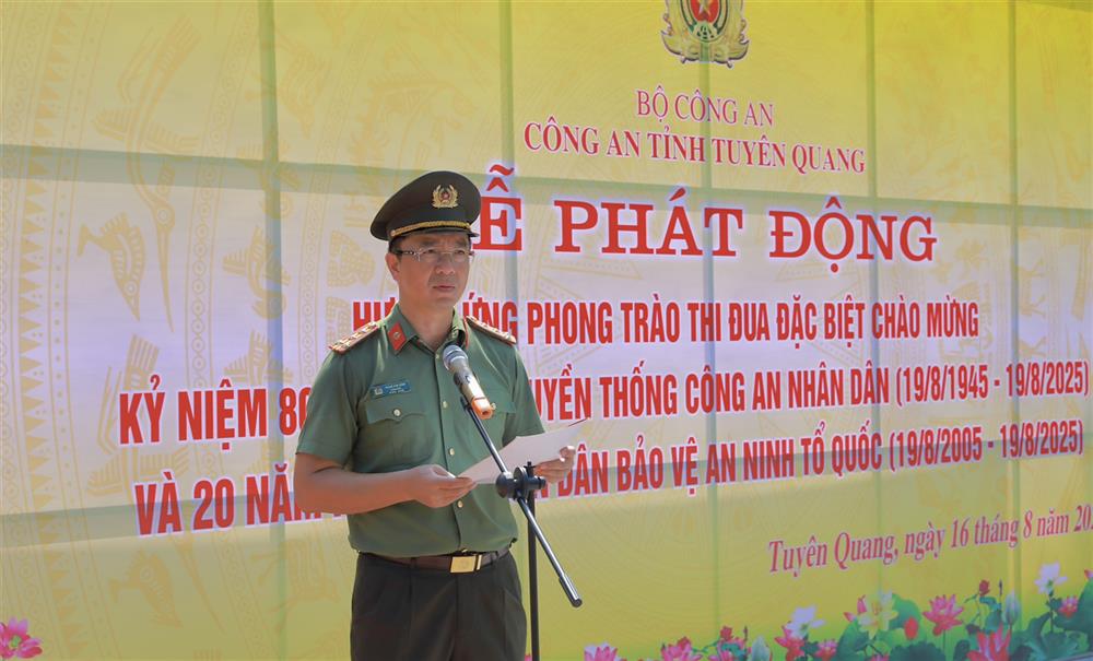 Đại tá Phạm Kim Đĩnh phát động phong trào thi đua.