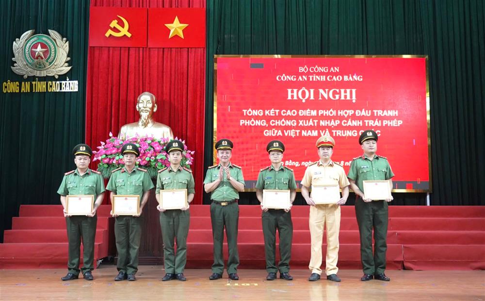 Đại tá Sầm Minh Hồ, Phó Giám đốc Công an tỉnh trao Giấy khen của Giám đốc Công an tỉnh tặng các tập thể, cá nhân có thành tích xuất sắc trong đợt cao điểm.