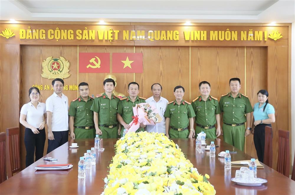 Đại tá Đặng Hoài Sơn, Phó Giám đốc Công an tỉnh Hà Tĩnh chúc mừng Công an xã và Ủy ban nhân dân xã Đồng Môn.