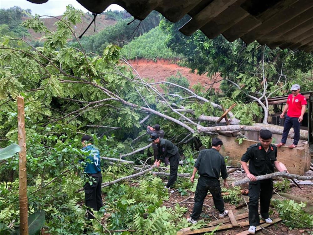 Các đơn vị Công an toàn tỉnh khẩn trương huy động lực lượng, kịp thời hỗ trợ Nhân dân khắc phục hậu quả thiên tai, lũ quét, sạt lở đất...