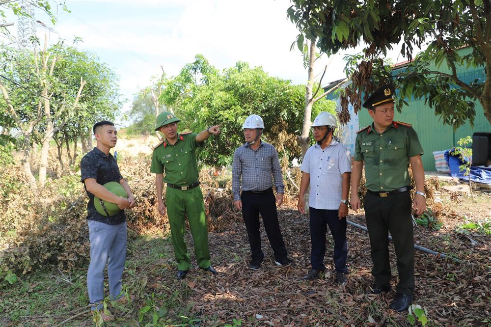 Công an huyện Cẩm Xuyên phối hợp với các lực lượng chức năng triển khai các biện pháp đảm bảo an ninh, trật tự, thi công công trình đường dây 500kV.