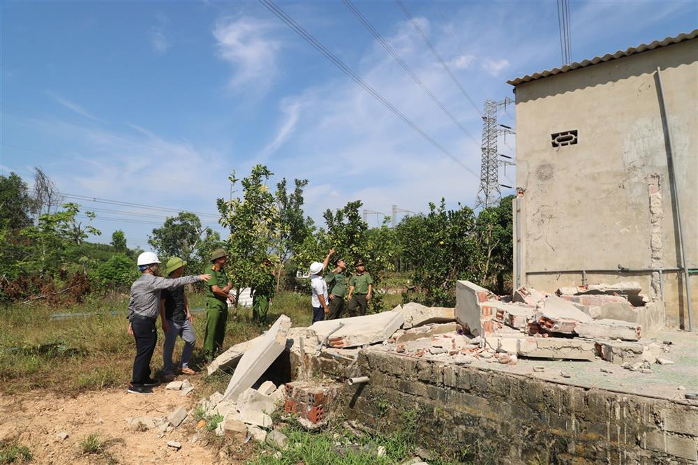 Lực lượng Công an tham gia bảo vệ giải tỏa công trình năm trong phạm vi ảnh hưởng của đường dây 500kV mạch 3.