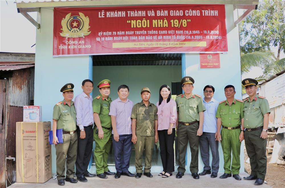 Các đại biểu cùng đồng chí Tiên China tại công trình "Ngôi nhà 19/8".