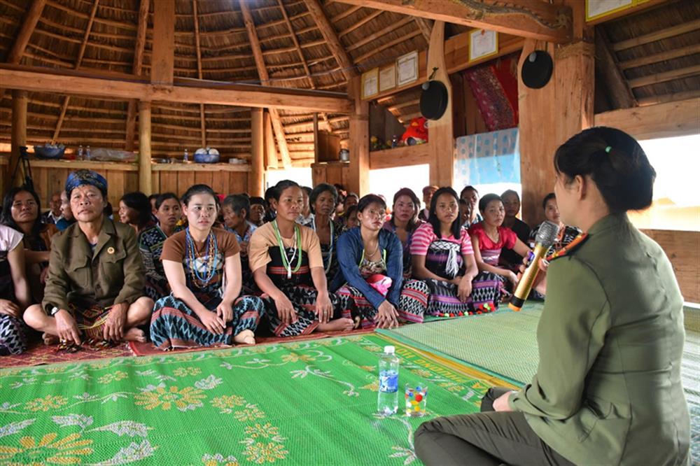 Tuyên truyền phòng chống bạo lực gia đình, xâm hại phụ nữ, trẻ em gái; phòng chống tội phạm trên không gian mạng cho bà con Nhân dân.