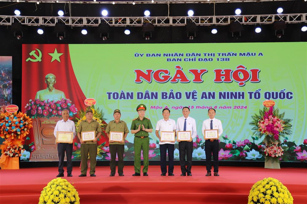 Thứ trưởng Nguyễn Ngọc Lâm trao Kỷ niệm chương tặng 05 cá nhân; trao Bằng khen của Bộ trưởng Bộ Công an tặng 01 tập thể, 01 cá nhân.
